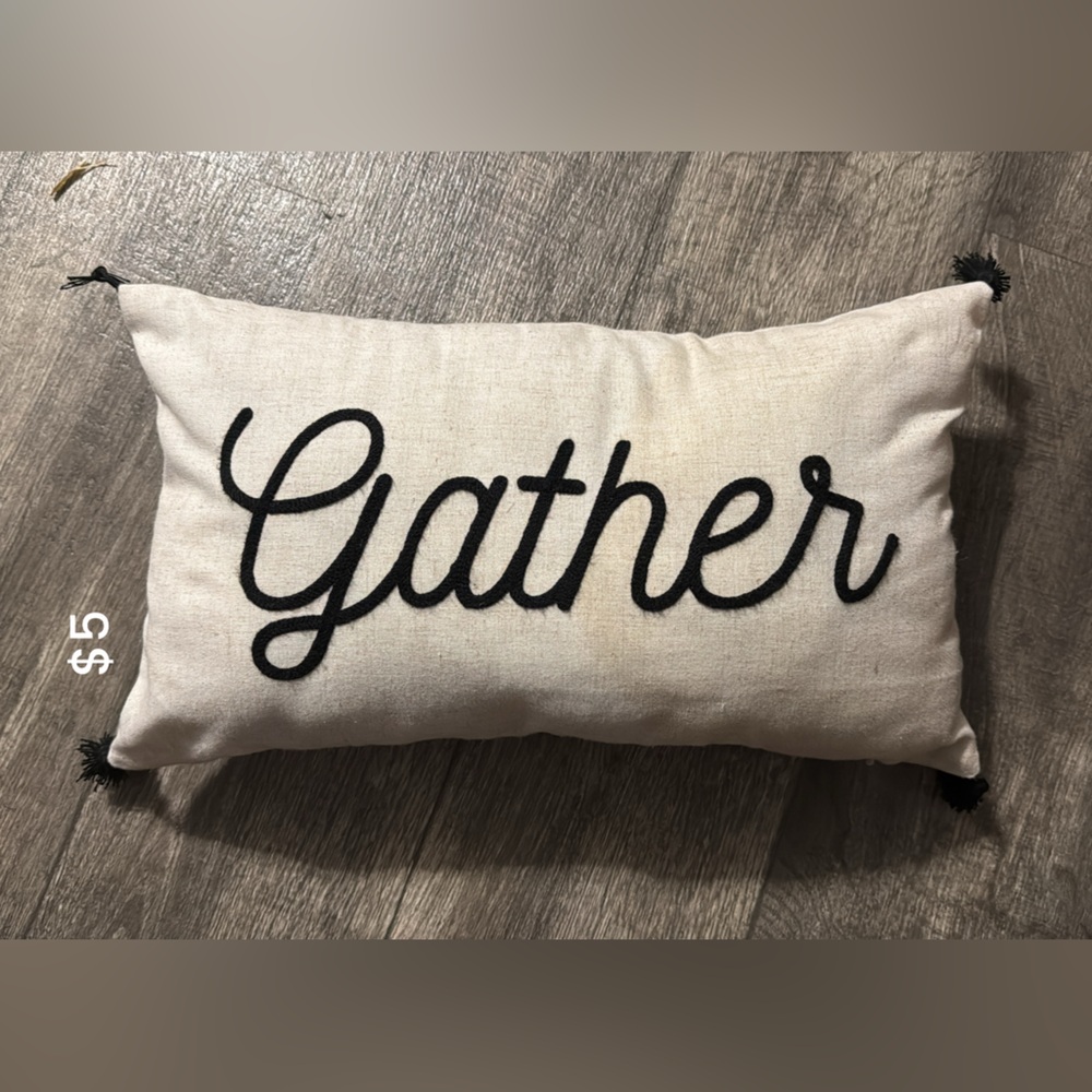 Gather pillow case with insert. Needs washed. Missing one tassel.